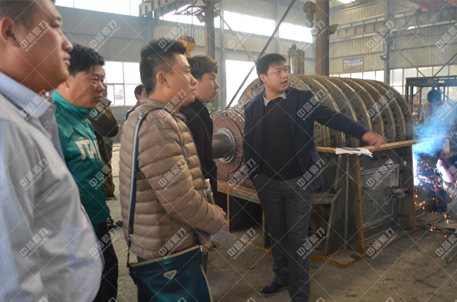 馬經(jīng)理正在給安徽客戶進行的詳細的設(shè)備講解