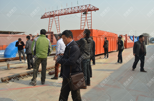 安徽客戶們正在新鄉(xiāng)鼎力除塵器廠進行參觀