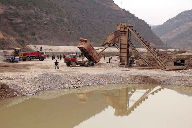 河道采砂現(xiàn)場(chǎng) 河道采砂現(xiàn)場(chǎng)