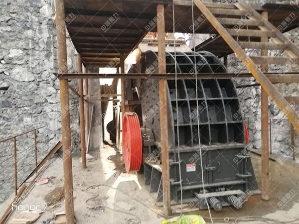 臺(tái)時(shí)產(chǎn)量在1000單段錘式破碎機(jī)